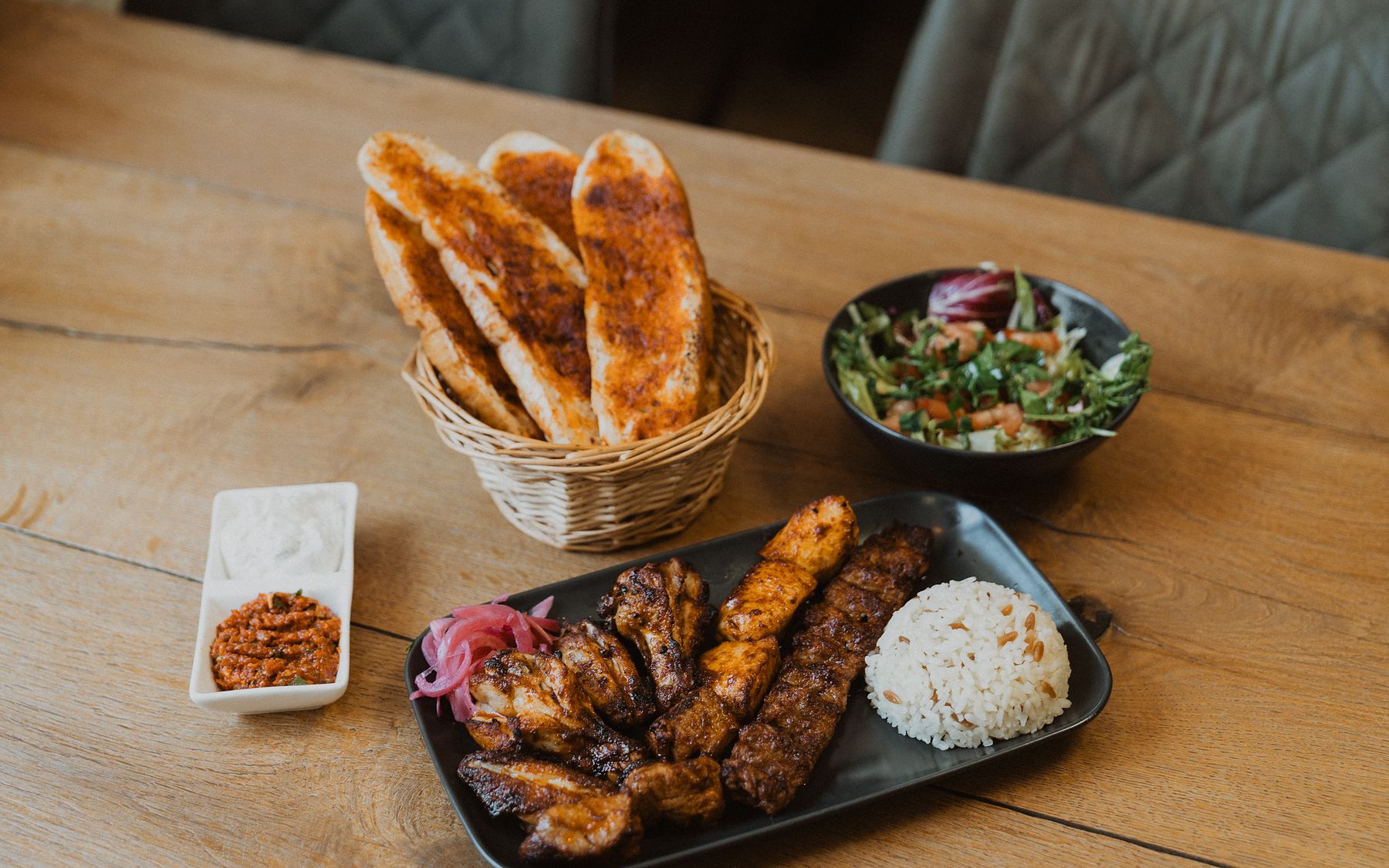 Gemischter Grillteller mit Adana, Hähnchenspieß, Reis, Fladenbrot und Hirtensalat