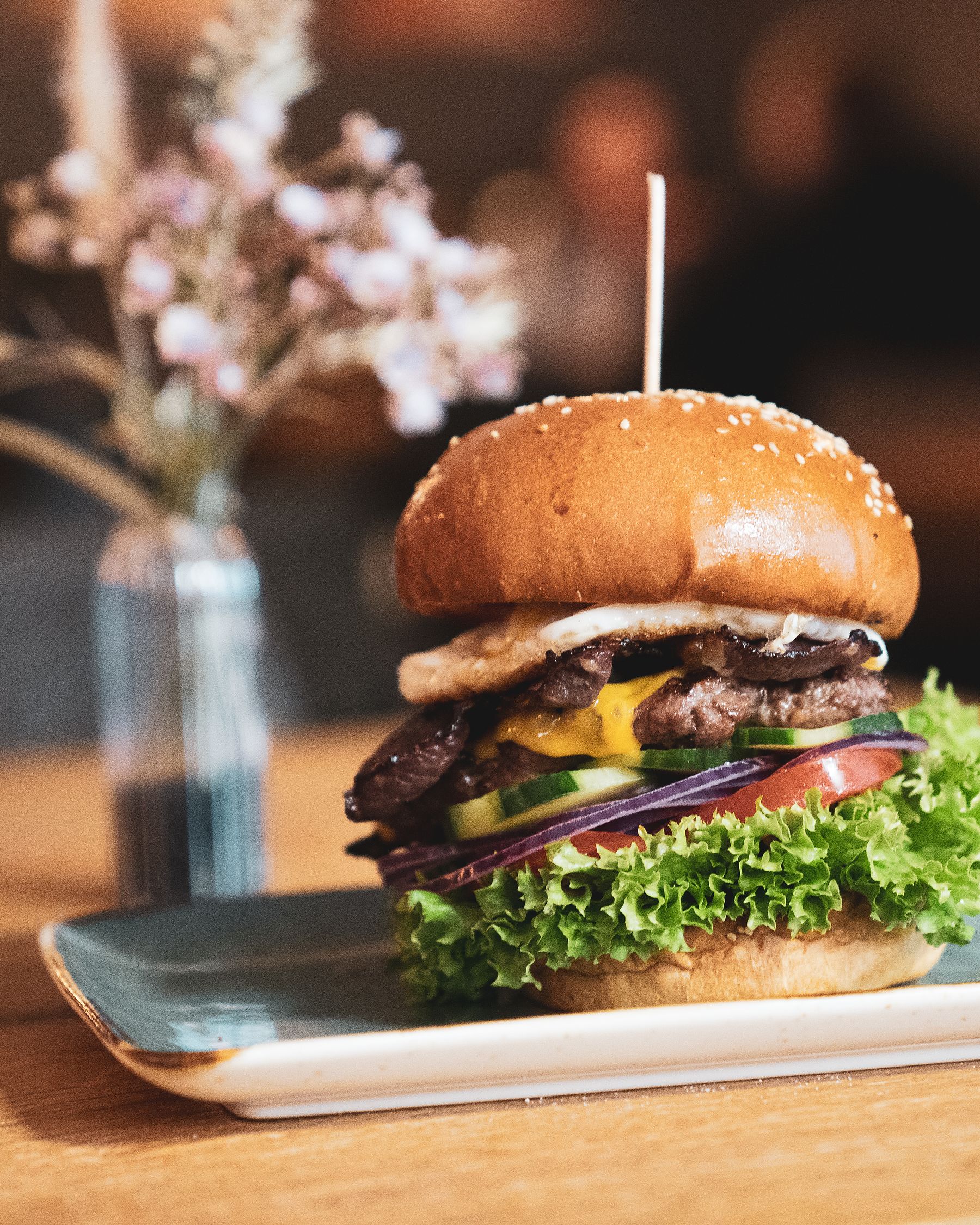Trüffel Deluxe Burger mit gebratenen Champignons, Rucola und Trüffel-Mayo